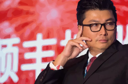 特朗普和埃隆都吵完了，万斯才出来表态，三个细节把野心展露无遗